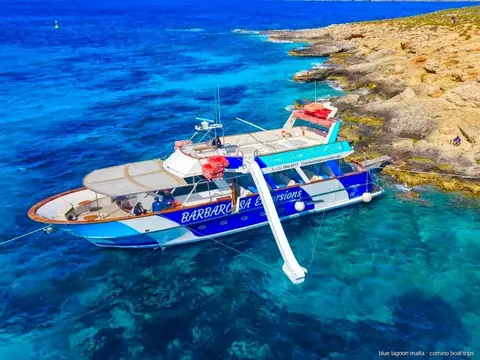 Bagnanti nell'acqua turchese limpida della Laguna Blu a Malta