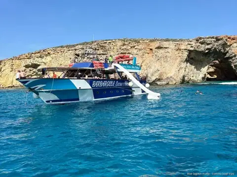 Ponte solarium con sedie a sdraio sulla barca della crociera Laguna Blu e Gozo