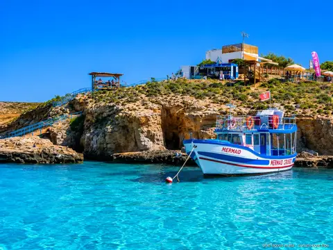 Traditionelles maltesisches Boot der günstigen Bugibba-Tour Richtung Comino