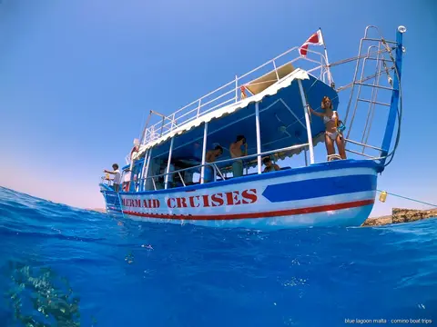 Passagiere springen vom Boot in die Blaue Lagune