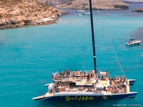 Der Segelkatamaran Spirit of Malta unterwegs nahe Comino