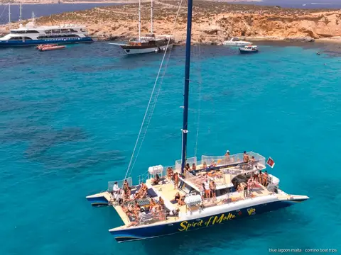 Buffet-Mittagessen auf dem Deck des Spirit-of-Malta-Katamarans angerichtet