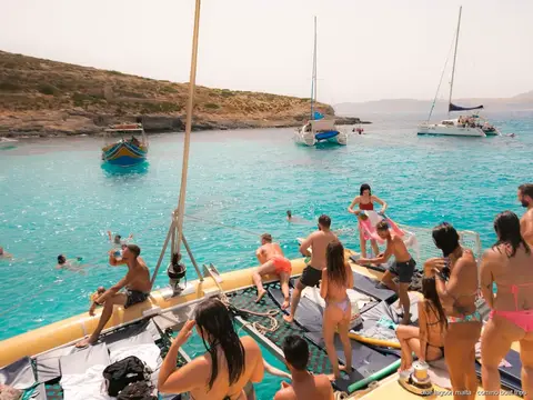 Der Katamaran vor Anker in einer ruhigen Bucht zum Schwimmen nahe Comino