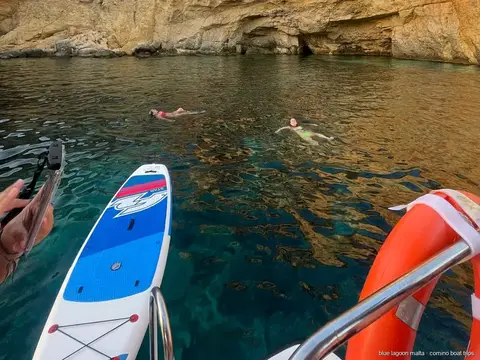 Passagiere beim Paddleboarding am Kristalllagune-Badestopp auf der Cirkewwa-Tour
