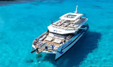 Amplia cubierta solárium del catamarán de Comino con tumbonas