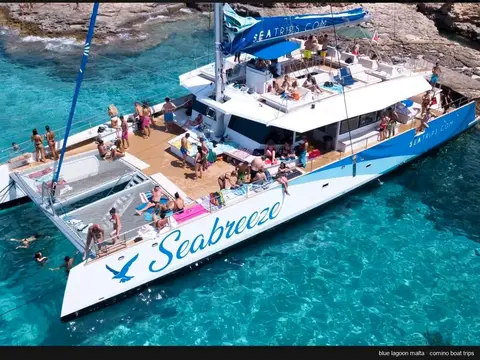 Tobogán desde la cubierta del catamarán al mar abierto en Comino
