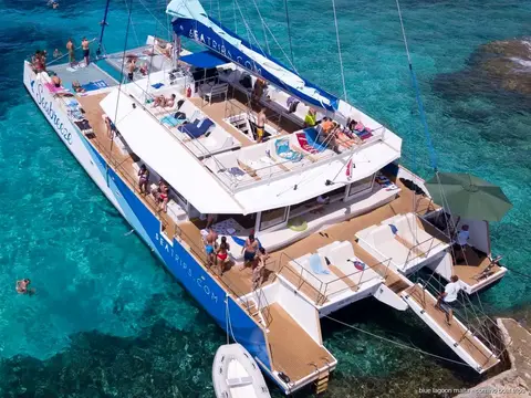 Zona de asientos a la sombra en el catamarán de la Laguna Azul