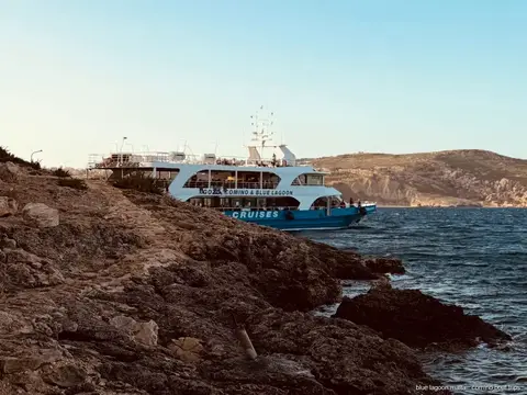 Badende im türkisen Wasser am Blaue-Lagune-Ankerplatz von Sliema