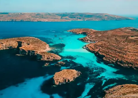 Klimatisierter Salon und Bar auf der Tagesfahrt aus Sliema