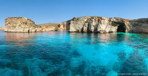 Cominos Meereshöhlen vom Deck der Sliema-Fahrt gesehen